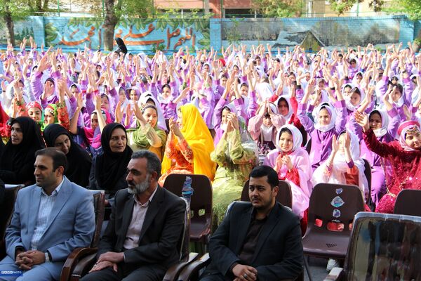 آیین سپاس معلم در مدارس استان چهارمحال و بختیاری برگزار شد