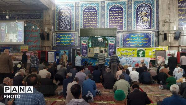 از پیر تا دانش آموز در نماز جمعه نیشابور حضور دارند-۱
