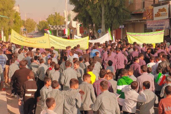 فراشبند صحنه هم‌صدایی مردم و دانش‌آموزان در روز ملی مبارزه با استکبار جهانی 