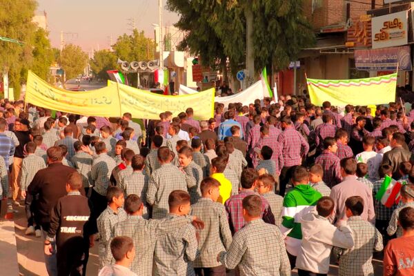 فراشبند صحنه هم‌صدایی مردم و دانش‌آموزان در روز ملی مبارزه با استکبار جهانی 