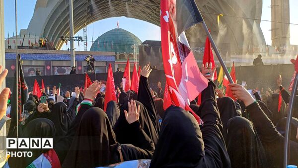 وداع با رهبر شهید انقلاب اسلامی امام خامنه‌ای و خانواده شهید  ایشان در مصلی امام خمینی(ره) 