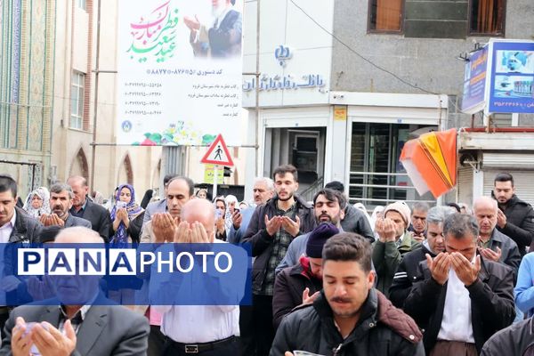 صفوف به‌هم پیوسته نمازگزاران در قروه