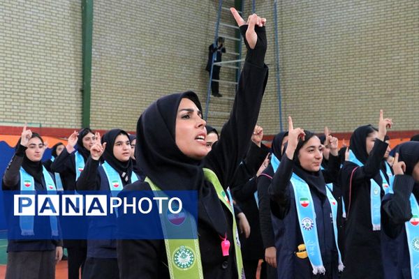 بهارستان دو صحنه همفکری، همدلی و همکاری پیشتازان در همایش یاوران انقلاب