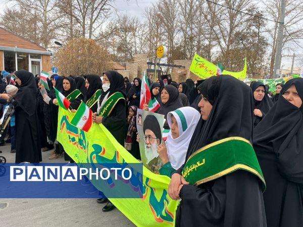 حضور پرشور فرهنگیان، دانش‌آموزان و اقشار مختلف مردم در راهپیمایی ۲۲بهمن