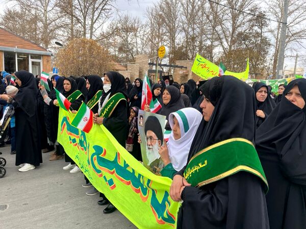 حضور پرشور فرهنگیان، دانش‌آموزان و اقشار مختلف مردم در راهپیمایی ۲۲بهمن