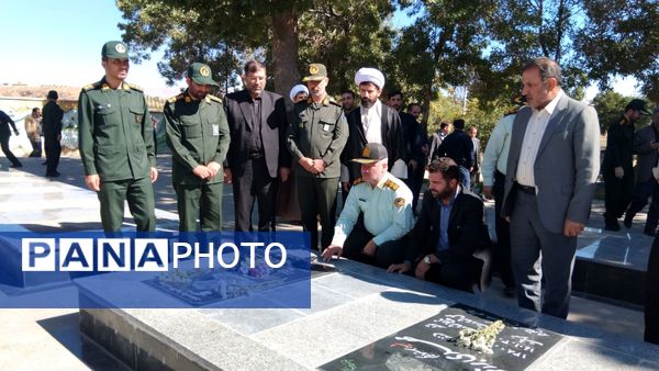 گلباران مزار شهدای اهر به‌مناسبت آغاز هفته دفاع مقدس