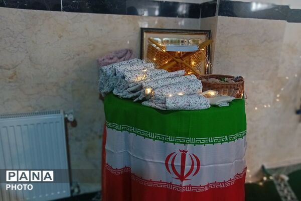 نماز جماعت در مدرسه پرنیان