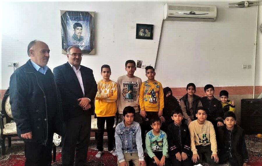 دیدار جمعی از دانش‌آموزان مدرسه محمدی کاشانی قم با مادر شهید «علی باقری»