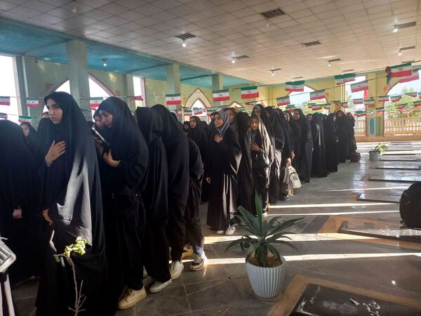 اعزام دانش‌آموزان دختران تنگستانی به اردوی راهیان نور