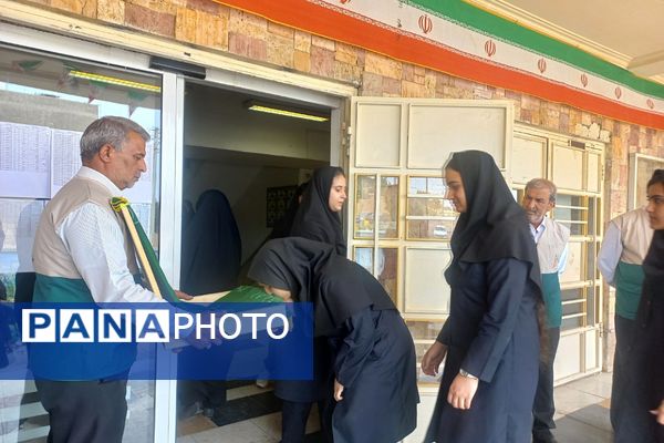 عطر حرم رضوی در دهه کرامت؛ پرچم متبرک امام رضا (ع) در مدرسه سمیه و شاهد فرهنگ