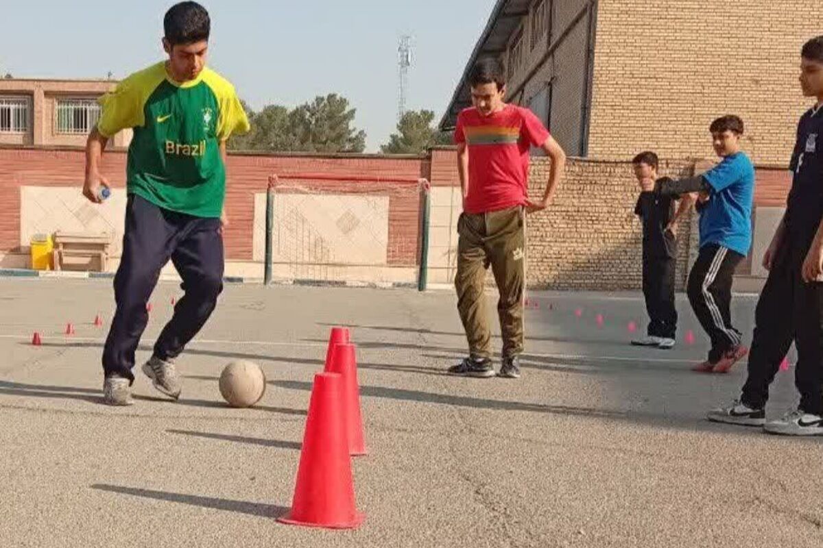 جشنواره ورزش‌های همگانی در دبیرستان دکتر نیک نیان قیامدشت 
