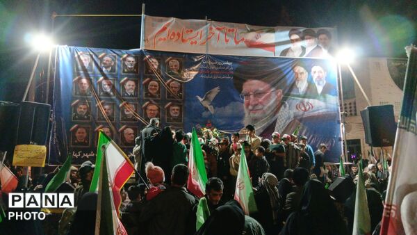 پرچم های ایران بر دستان وطن دوستان نیشابوری 
