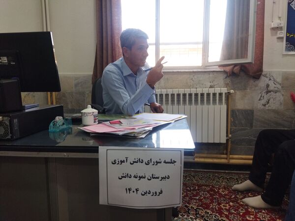 جلسه شورای دانش آموزی در دبیرستان نمونه دانش 