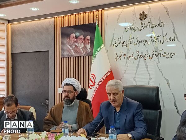 آیین سپاس معلم در ناحیه ۳ تبریز 