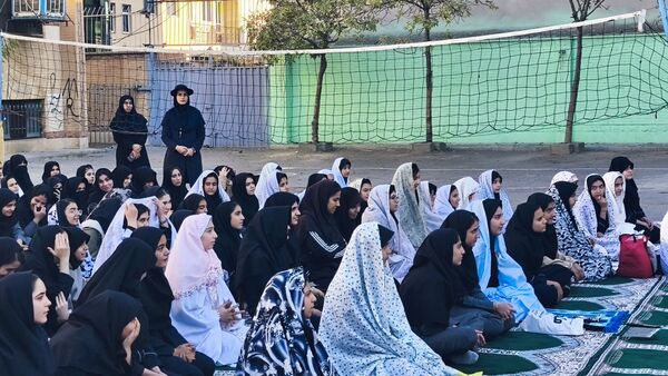 نماز جماعت باران در آموزشگاه شهید فتحی‌پور ناحیه یک شهرستان بهارستان