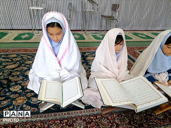محفل انس با قرآن و اقامه نماز جماعت در سومین روز ماه مبارک رمضان 