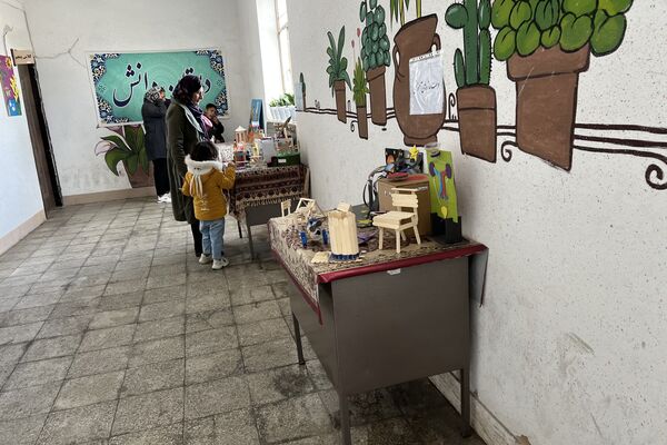 نمایشگاه دانش‌آموزان دبستان دانش آباده به‌مناسبت هفته ماها