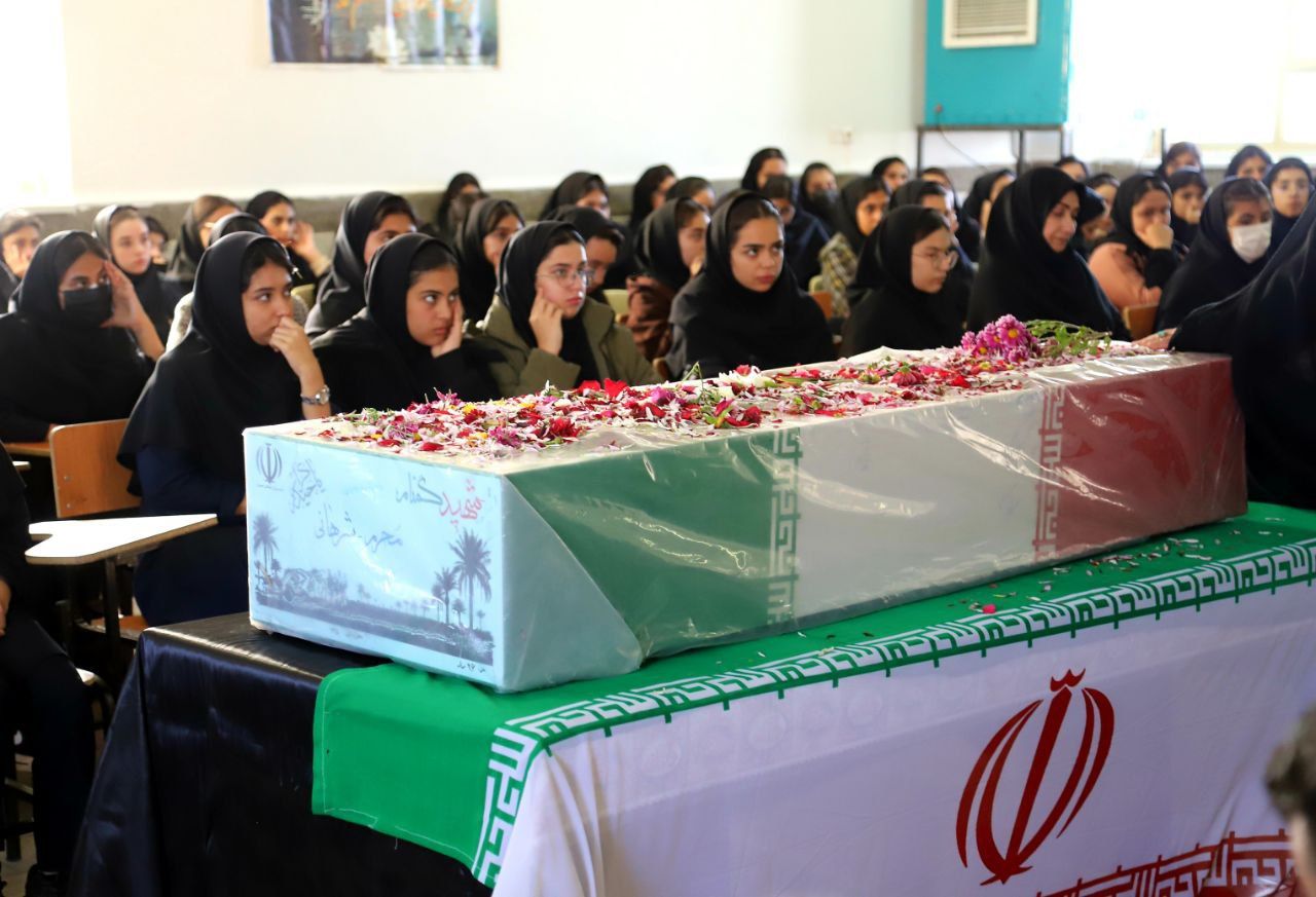 میزبانی هنرجویان هنرستان دکتر حسابی شهر محلات از پیکر شهید گمنام دفاع مقدس 