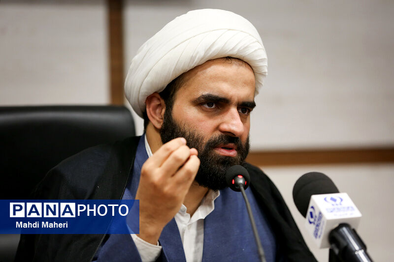 معلمی را جذب کنیم که در دایره انقلاب اسلامی و دلسوز دانش‌آموز باشد