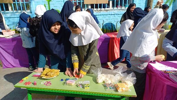 برپایی بازارچه درون مدرسه‌ای در دبستان ربابه هاشمیان یزدی شیروان