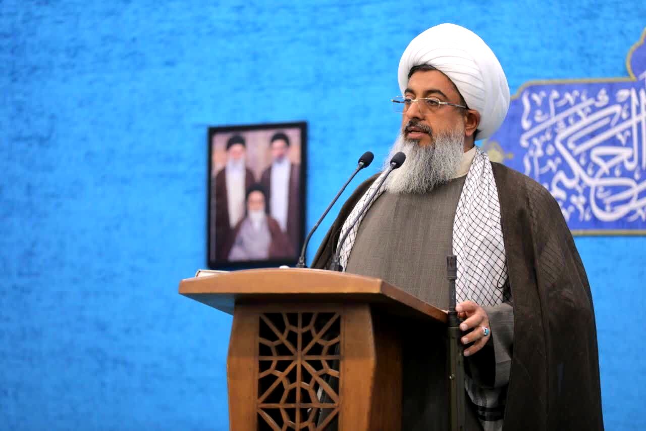 هرگونه سخن و موضعی که باعث شکاف در جامعه شود بازی در زمین دشمن است