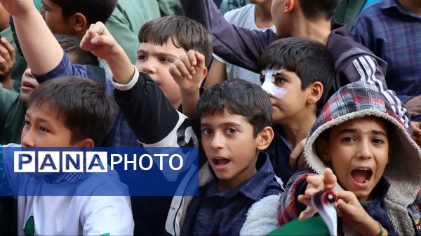  ادای احترام دانش‌آموزان و فرهنگیان شهرستان پاکدشت به مقام شامخ شهیدان مقاومت و شهید سید حسن نصرالله 