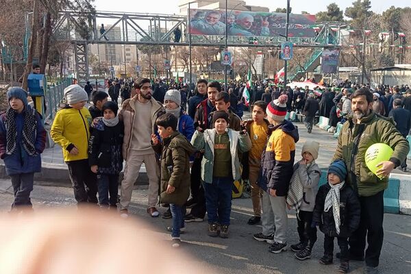 حضور اقشار مختلف شهرری در جشن پیروزی انقلاب 