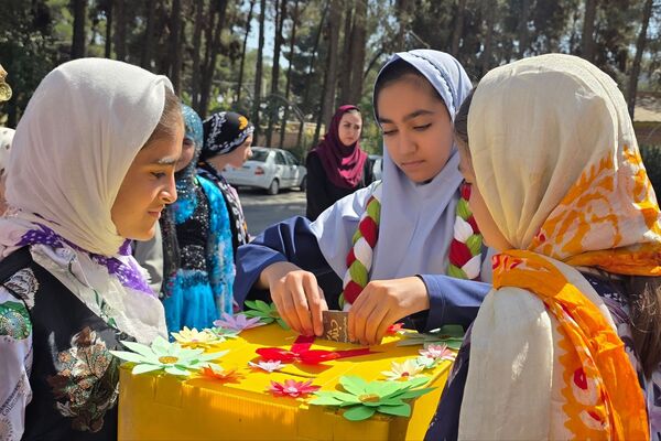 جشن عاطفه‌ها؛ لبریز از مهربانی در دبستان دخترانه قدر بهارستان ۲
