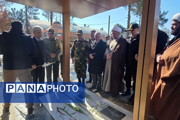 آیین گلباران مزار شهدا با حضور مسئولان شهرستان رباط‌کریم