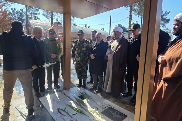 آیین گلباران مزار شهدا با حضور مسئولان شهرستان رباط‌کریم