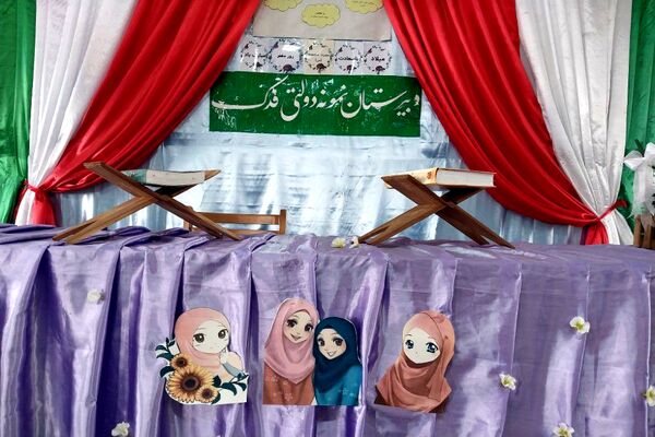 برگزاری جشن دهه کرامت و روز دختر در مدرسه نمونه دولتی فدک