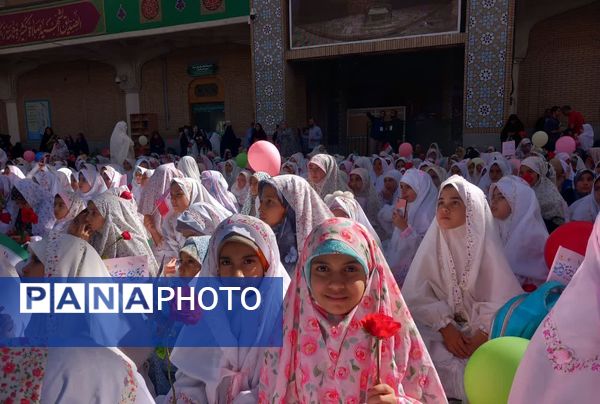 آیین تکلیف دختران دانش‌آموز قم در حرم حضرت معصومه(س)