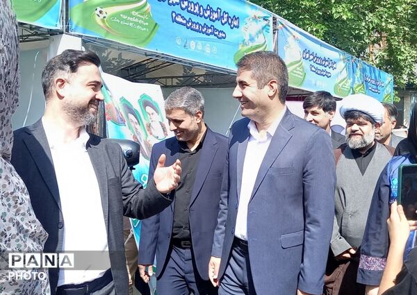 بازدید مدیرکل آموزش‌وپرورش تهران از غرفه سازمان دانش‌آموزی در آیین افتتاحیه اوقات فراغت
