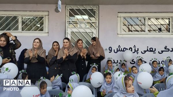آیین نواختن زنگ غنچه‌ها در دبستان غیردولتی عطرک