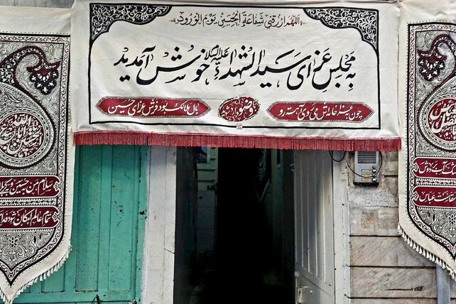 نصب تصاویر شهدا و کتیبه های محرم در هیئت‌ مسجد صاحب‌الزمان(عج)