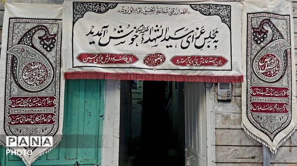 نصب تصاویر شهدا و کتیبه های محرم در هیئت‌ مسجد صاحب‌الزمان(عج)