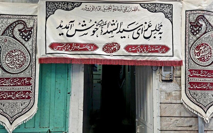 نصب تصاویر شهدا و کتیبه های محرم در هیئت‌ مسجد صاحب‌الزمان(عج)