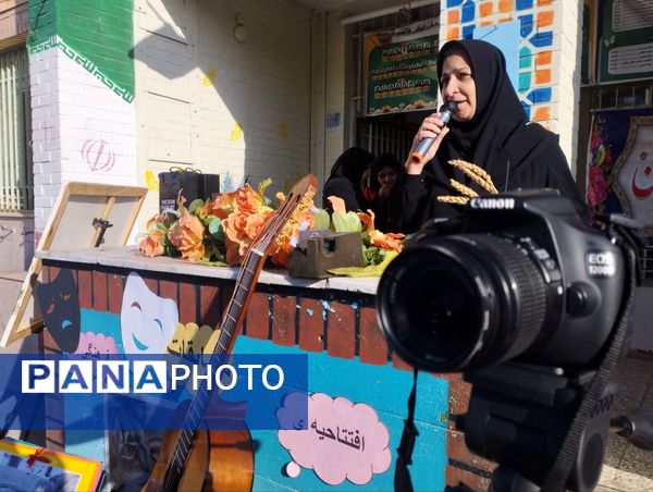 رونمایی از استعدادهای هنری دانش‌آموزان در نمایشگاه فرهنگ و هنر دبیرستان هاجر بیرجند