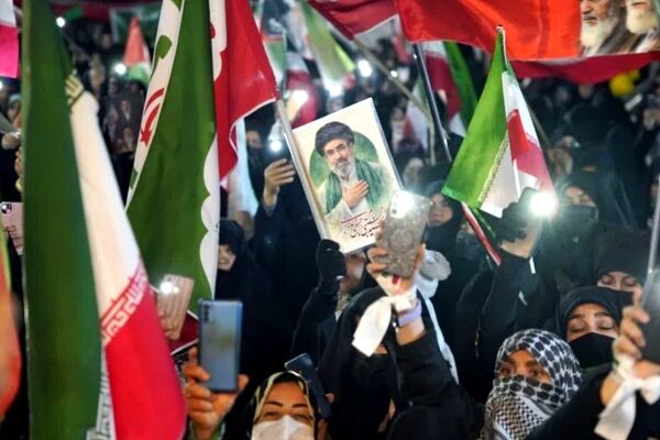 راهپیمایی واستقبال باشکوه مردم مؤمن و ولایتمدار فامنین از پرچم متبرک حرم امام رضا (ع)