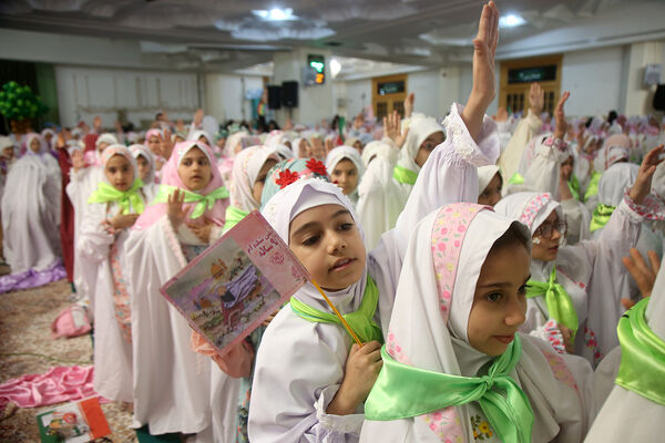 دختران، مهمان حضرت معصومه(س) شدند