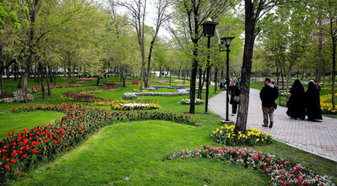 شکوه طبیعت‌گردی کرجی‌ها با پرچم سه‌رنگ ایران