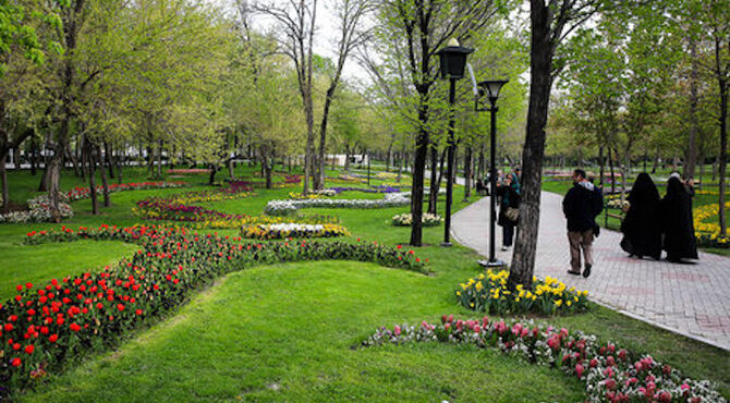 شکوه طبیعت‌گردی کرجی‌ها با پرچم سه‌رنگ ایران