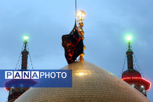 اهتزاز پرچم عزای سیدالشهدا(ع) بر فراز گنبد حرم حضرت معصومه(س)