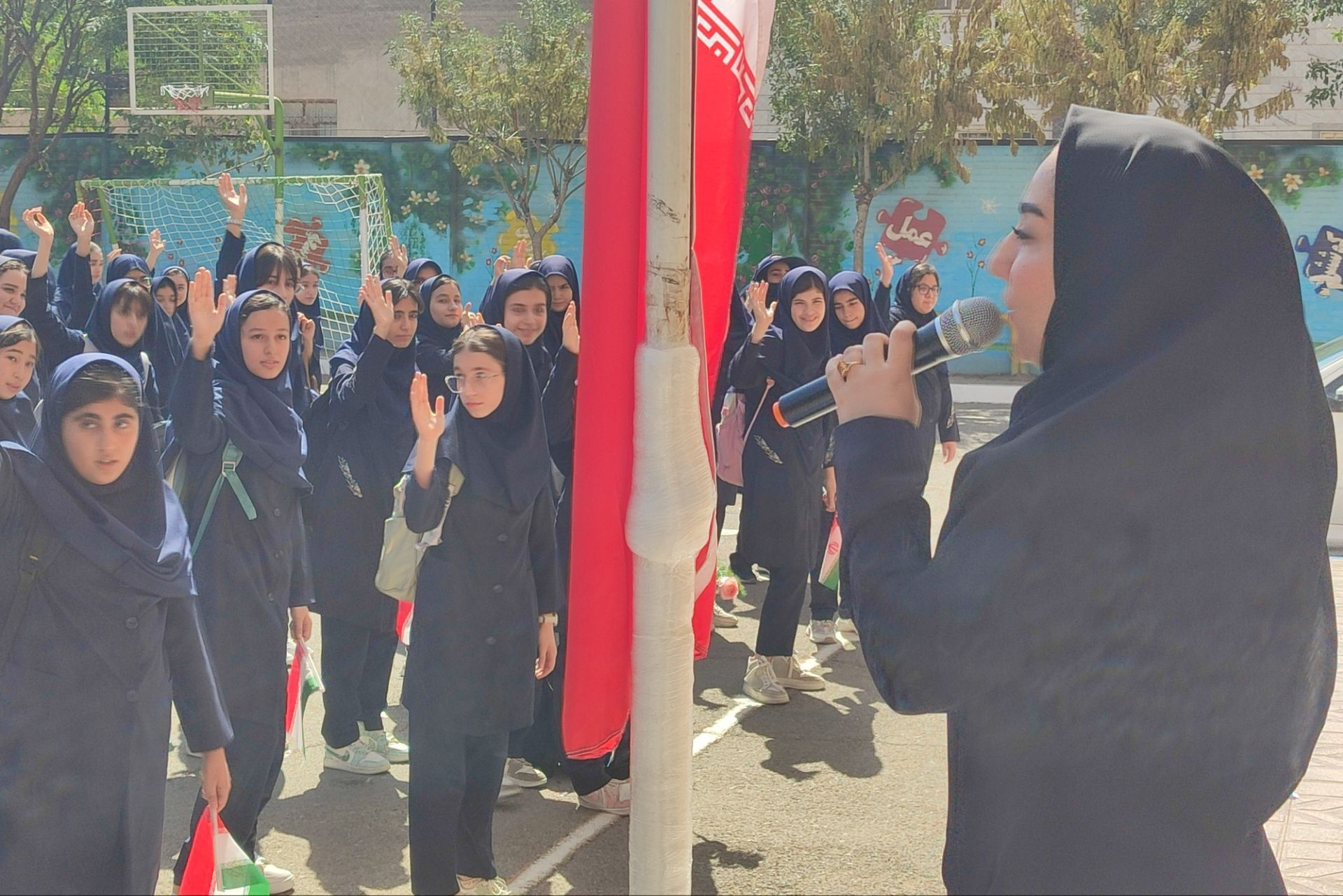 لبخندهای دانش‌آموزان دبیرستان شهید بهرامی در روز نخست مهر