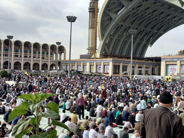 استقبال باشکوه و تعجیل مردم جهت برپایی نماز عید سعید فطر