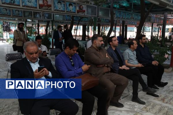 آیین غبارروبی مزار شهدا با حضور اصحاب رسانه در قم