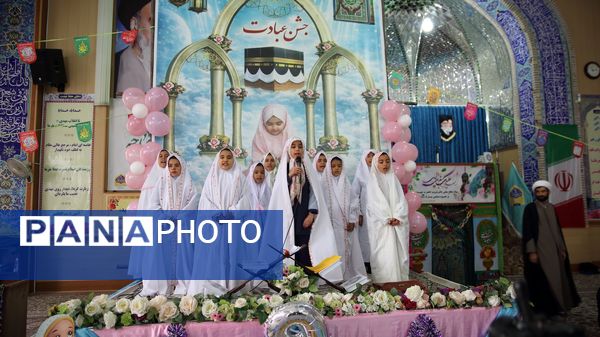 حضور پرشور مکلفین در مصلی بزرگ امام خامنه‌ای(مدظله العالی) با حضور بیش از ۱۰۰۰ هزار دانش‌آموز شهرستان