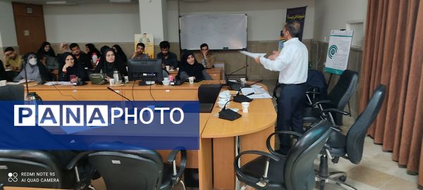 جلسه آموزشی-توجیهی ارزیابان سـوابق پـژوهـشی آزمون اسـتخدامی آمـوزگاری آمـوزش و پـرورش