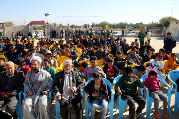 پیاده روی خانوادگی در روستای چاهکوتاه شهرستان بوشهر