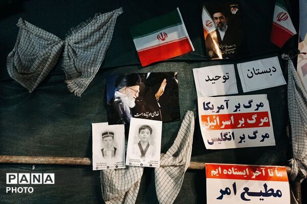 اجتماع پرشور دانش‌آموزان دبستان پسرانه توحید در غرفه شهدای دانش آموز ورامین 